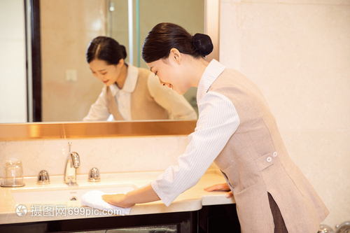 規(guī)范酒店保潔員洗手臺清潔流程，提升賓客體驗(yàn)與衛(wèi)生標(biāo)準(zhǔn)